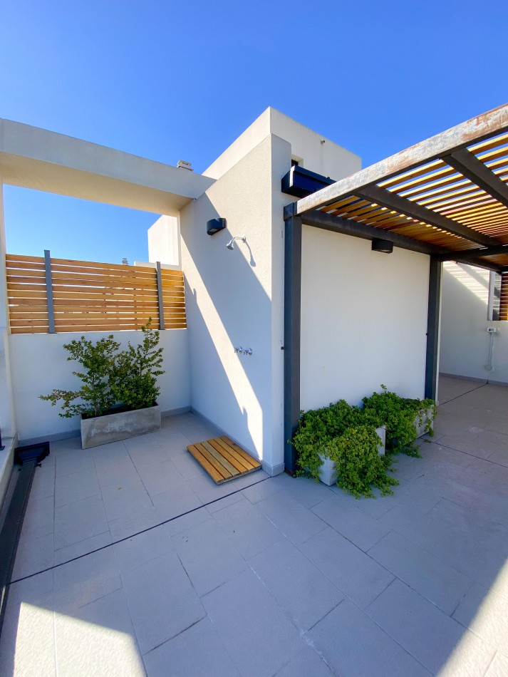 EXCLUSIVO 4 AMBIENTES CON DOBLE COCHERA Y TERRAZA PROPIA