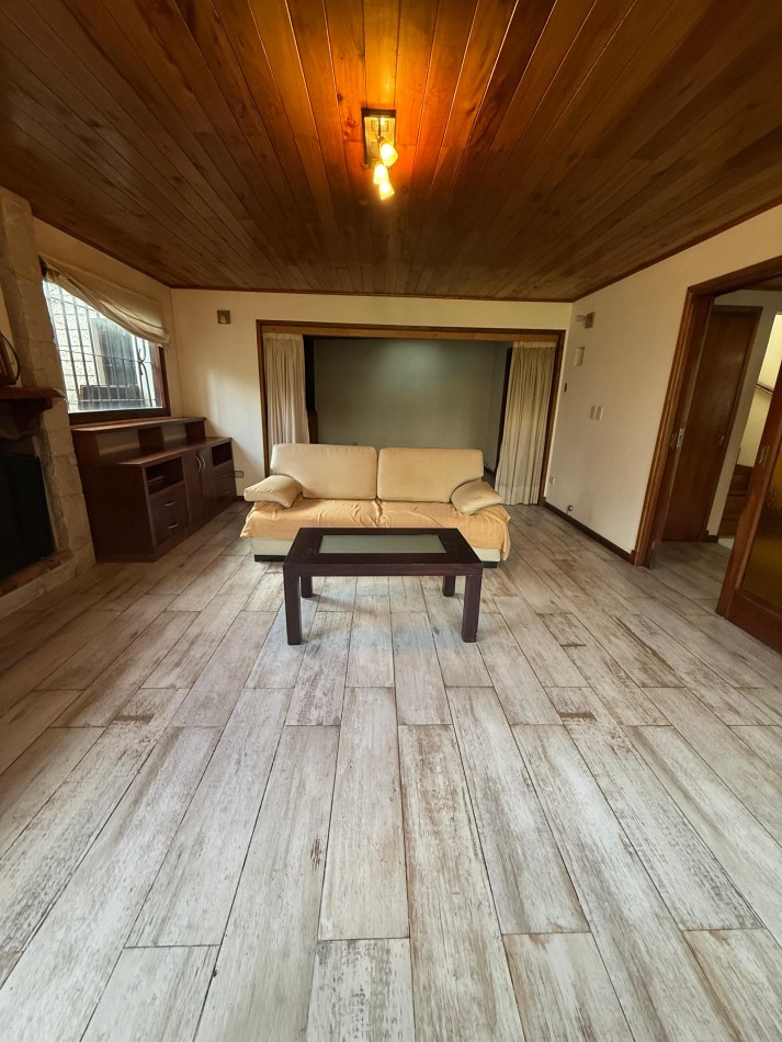 VENTA PLAYA GRANDE - SOBRE LOTE DE 20X43.30 CHALET CON QUINCHO Y PILETA