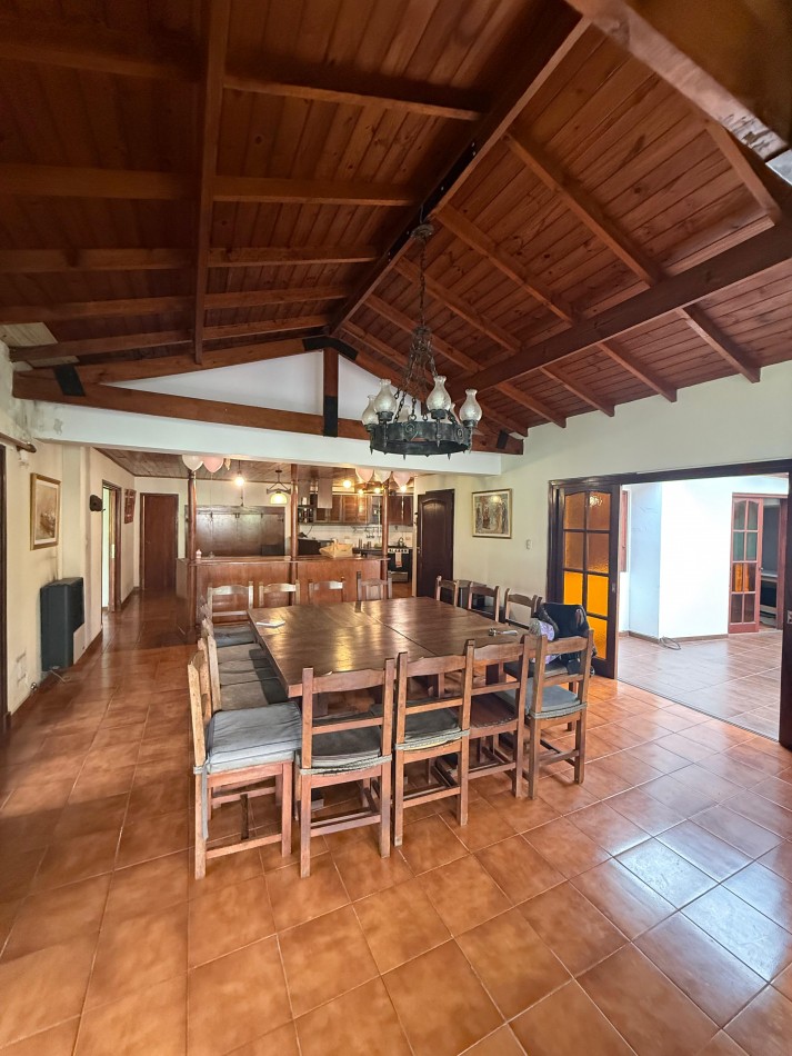 VENTA PLAYA GRANDE - SOBRE LOTE DE 20X43.30 CHALET CON QUINCHO Y PILETA