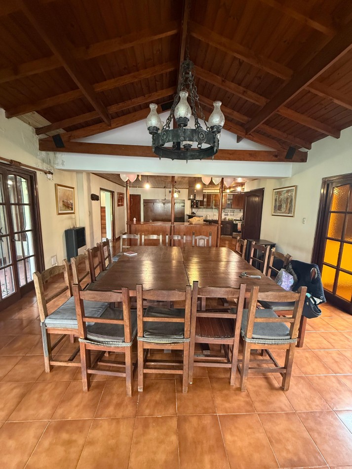 VENTA PLAYA GRANDE - SOBRE LOTE DE 20X43.30 CHALET CON QUINCHO Y PILETA