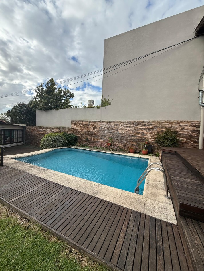 VENTA PLAYA GRANDE - SOBRE LOTE DE 20X43.30 CHALET CON QUINCHO Y PILETA