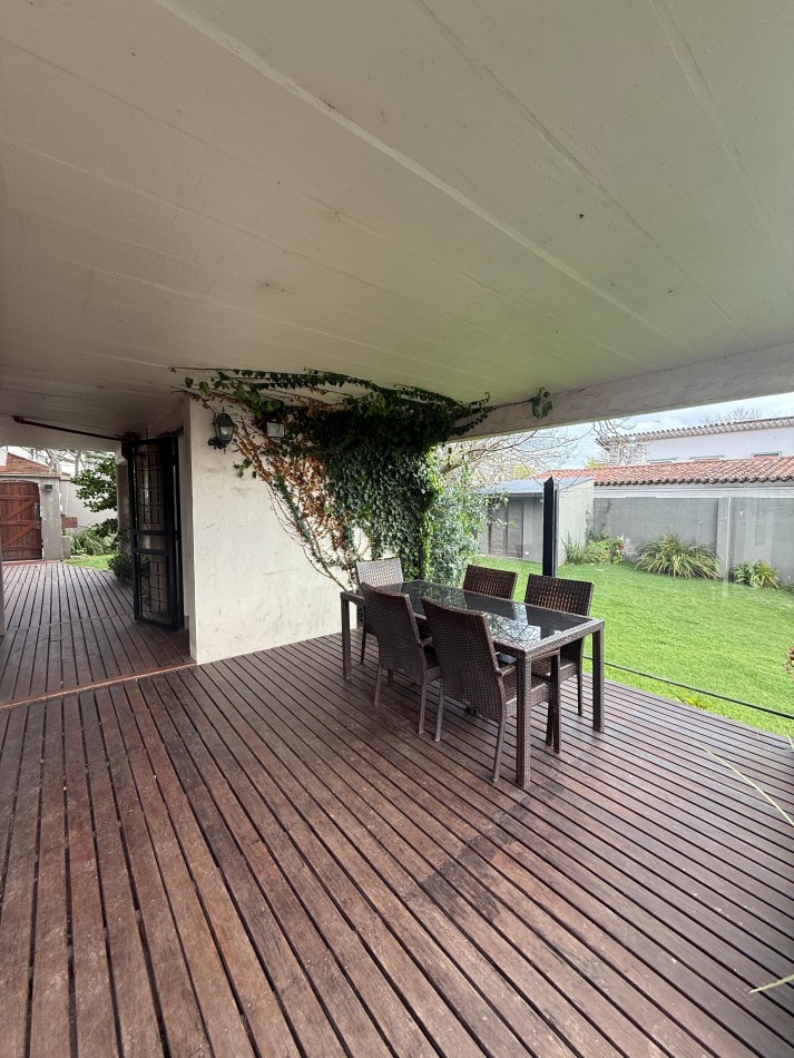 VENTA PLAYA GRANDE - SOBRE LOTE DE 20X43.30 CHALET CON QUINCHO Y PILETA