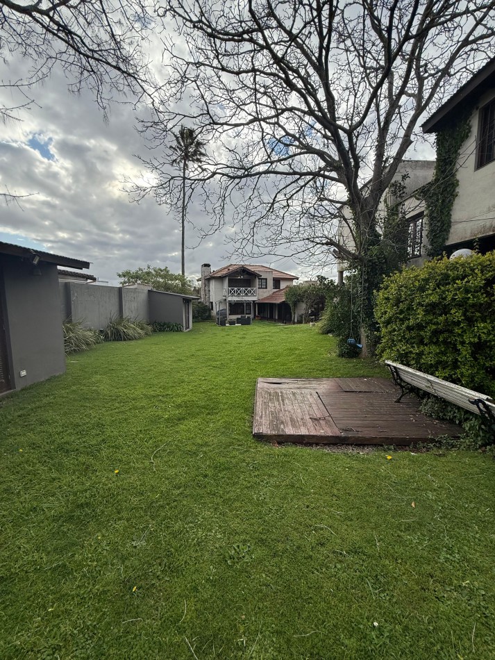 VENTA PLAYA GRANDE - SOBRE LOTE DE 20X43.30 CHALET CON QUINCHO Y PILETA