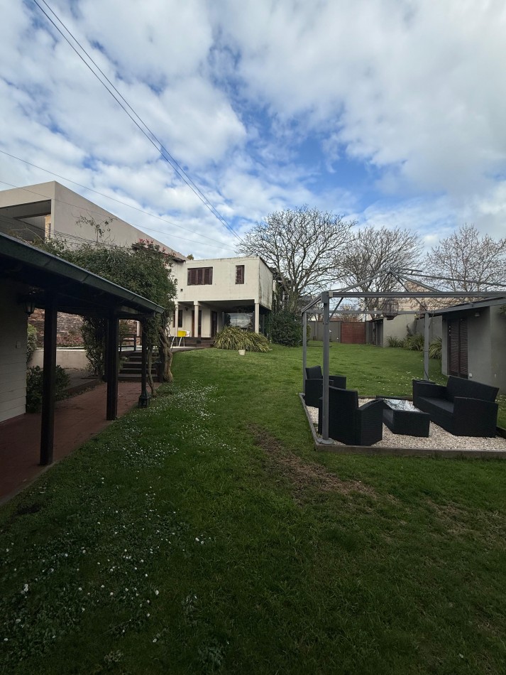 VENTA PLAYA GRANDE - SOBRE LOTE DE 20X43.30 CHALET CON QUINCHO Y PILETA