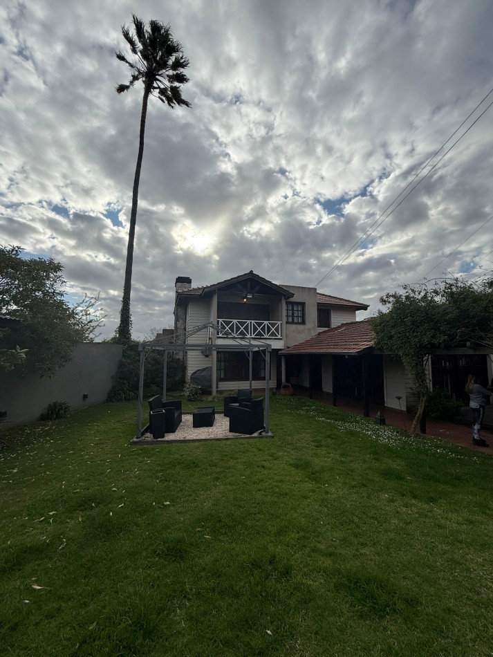 VENTA PLAYA GRANDE - SOBRE LOTE DE 20X43.30 CHALET CON QUINCHO Y PILETA