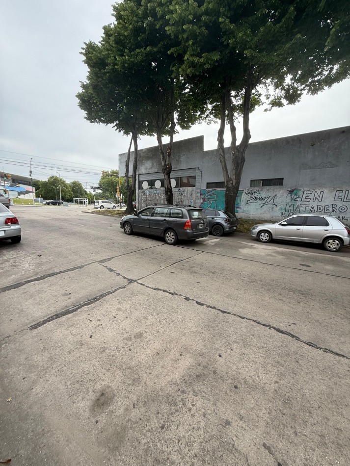 LOCAL/DEPOSITO EN IMPORTANTE ESQUINA