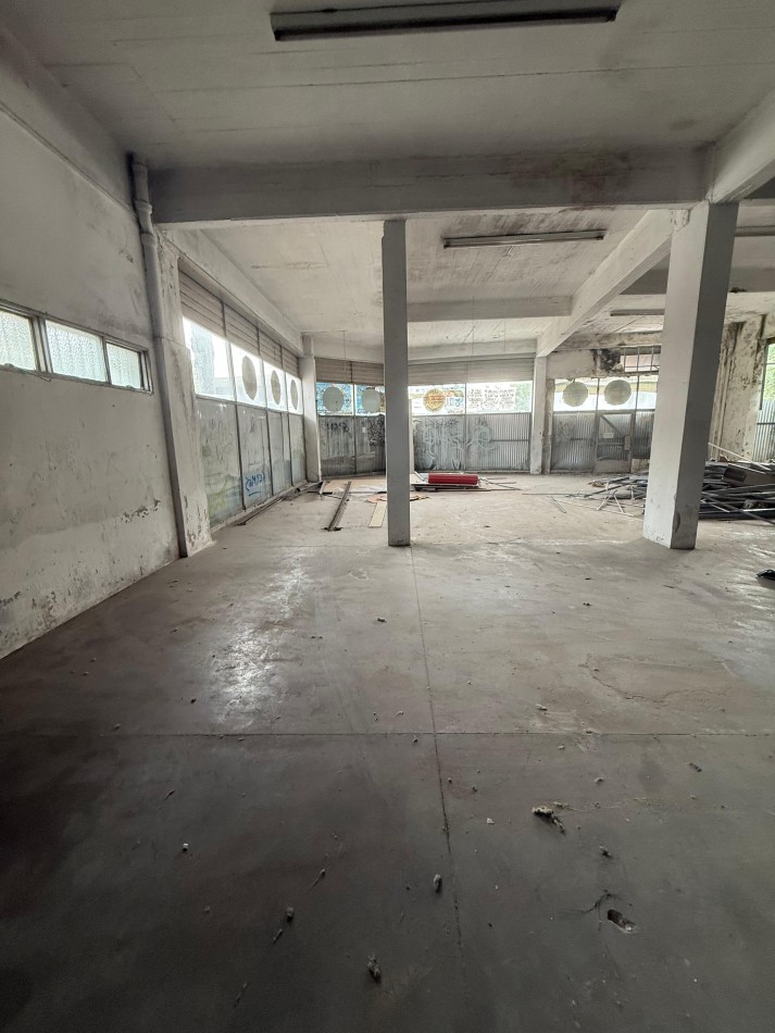 LOCAL/DEPOSITO EN IMPORTANTE ESQUINA