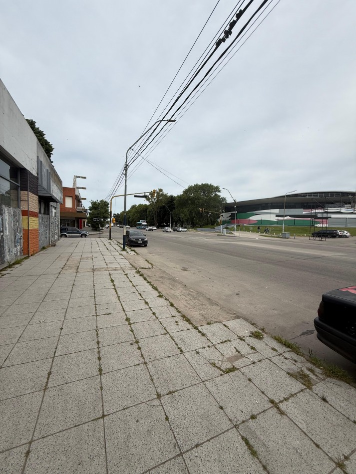 LOCAL/DEPOSITO EN IMPORTANTE ESQUINA