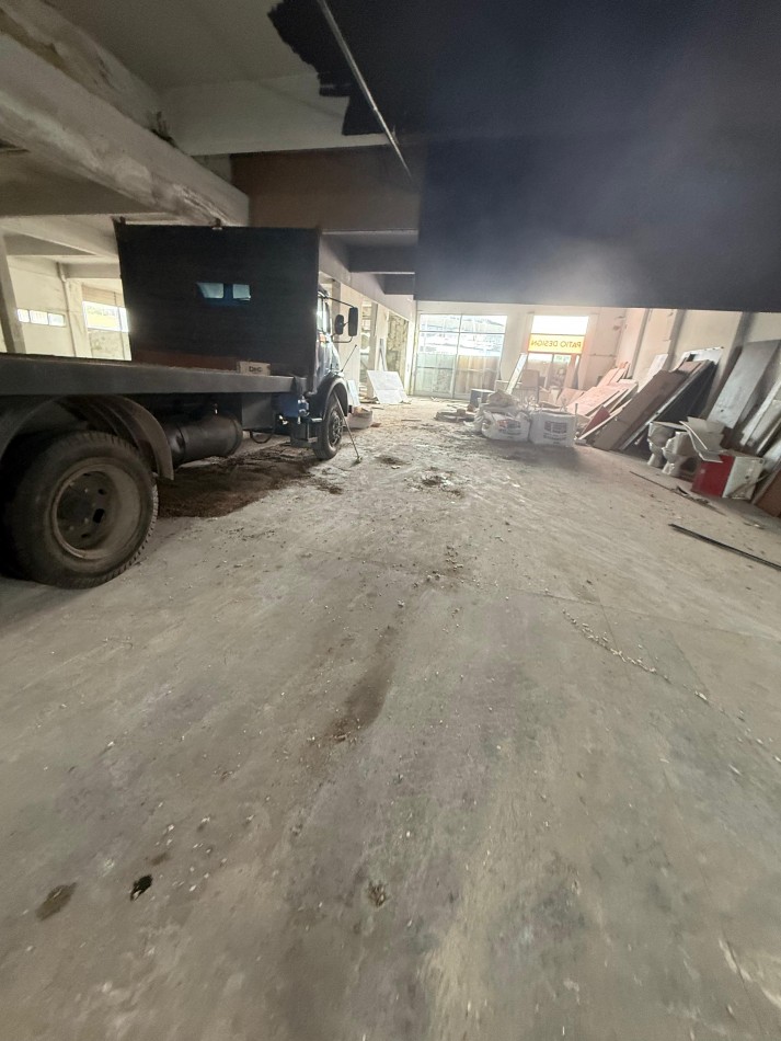 LOCAL/DEPOSITO EN IMPORTANTE ESQUINA