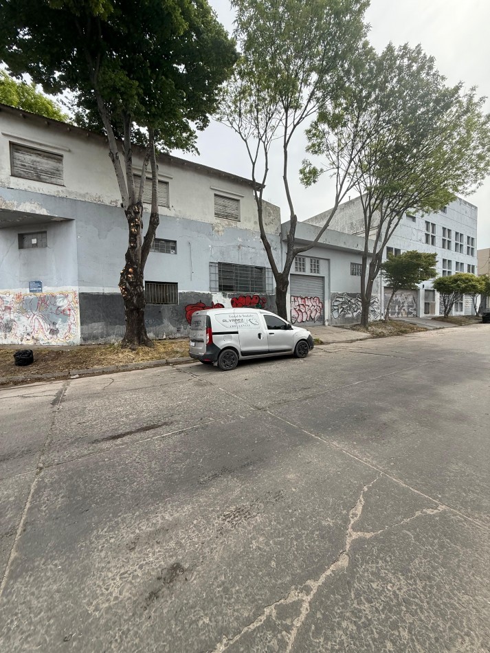 LOCAL/DEPOSITO EN IMPORTANTE ESQUINA