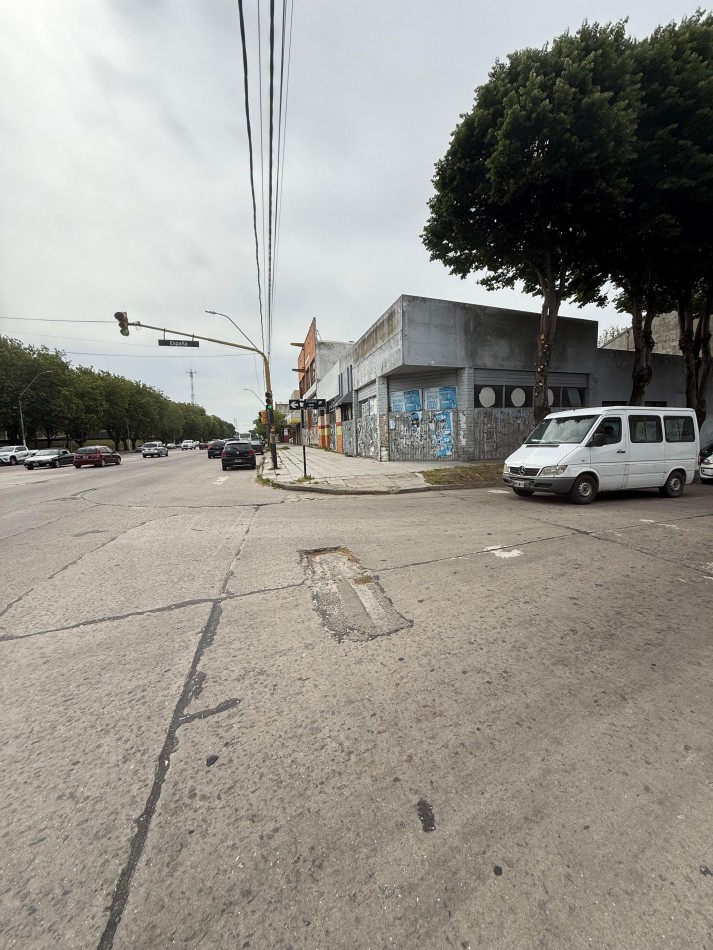 LOCAL/DEPOSITO EN IMPORTANTE ESQUINA
