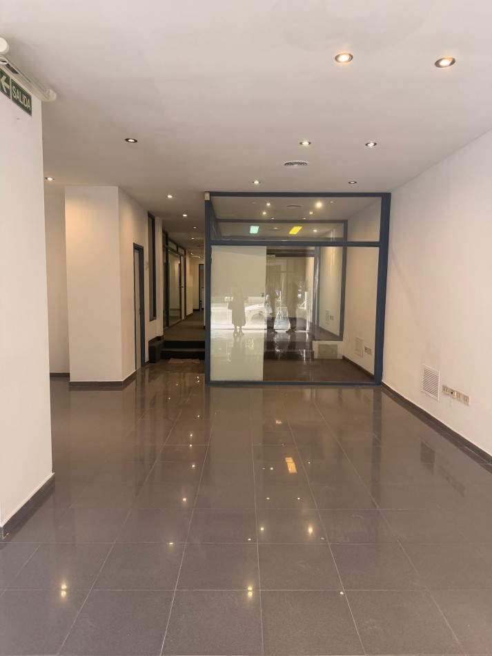 ALQUILER O VENTA - UNICO LOCAL S/ AV COLON 