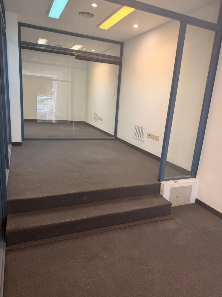 ALQUILER O VENTA - UNICO LOCAL S/ AV COLON 