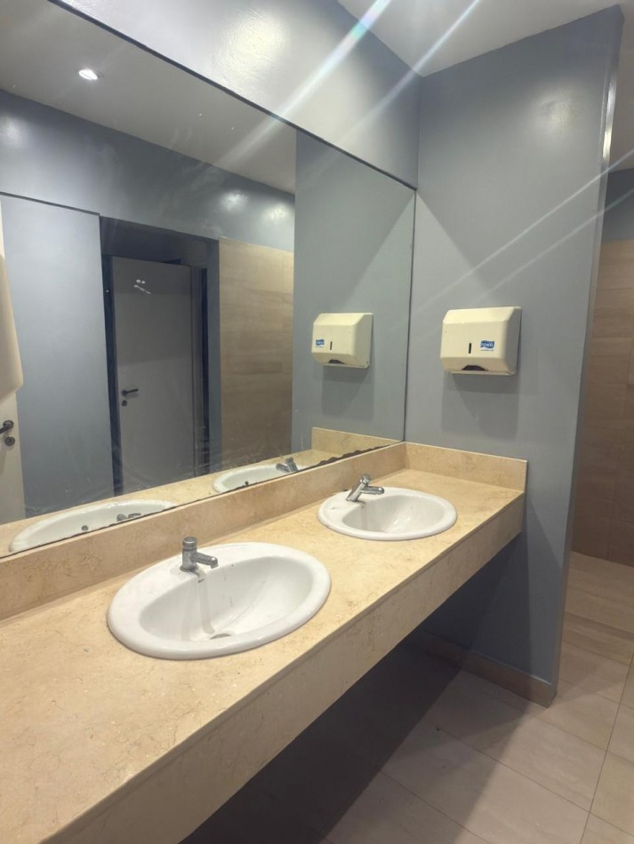 ALQUILER O VENTA - UNICO LOCAL S/ AV COLON 