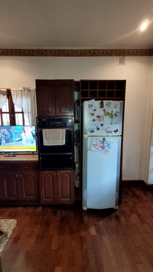 Venta Oportunidad !! Casa De 5 Amb. Con Quincho, Parque Y Depto Independiente Sobre Av Paso