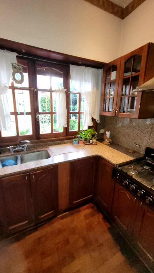 Venta Oportunidad !! Casa De 5 Amb. Con Quincho, Parque Y Depto Independiente Sobre Av Paso
