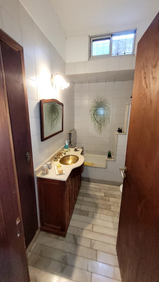 Venta Oportunidad !! Casa De 5 Amb. Con Quincho, Parque Y Depto Independiente Sobre Av Paso