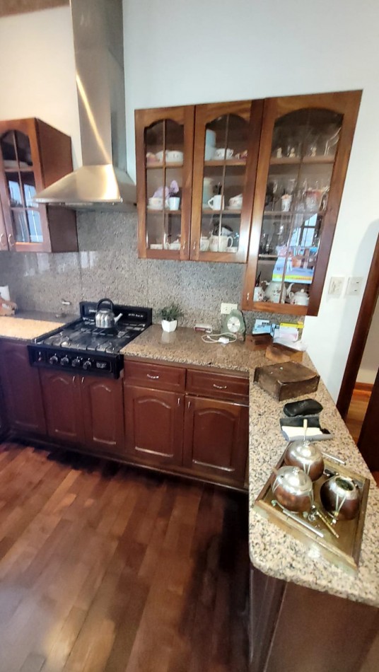 Venta Oportunidad !! Casa De 5 Amb. Con Quincho, Parque Y Depto Independiente Sobre Av Paso