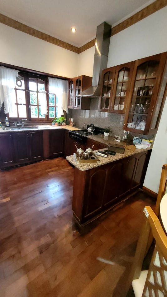 Venta Oportunidad !! Casa De 5 Amb. Con Quincho, Parque Y Depto Independiente Sobre Av Paso