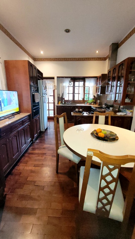 Venta Oportunidad !! Casa De 5 Amb. Con Quincho, Parque Y Depto Independiente Sobre Av Paso