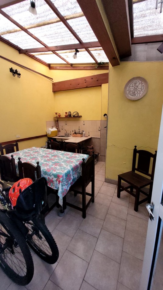 Venta Oportunidad !! Casa De 5 Amb. Con Quincho, Parque Y Depto Independiente Sobre Av Paso
