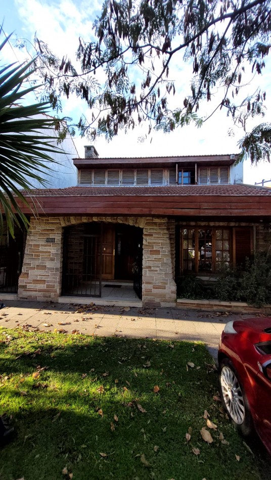 Venta Oportunidad !! Casa De 5 Amb. Con Quincho, Parque Y Depto Independiente Sobre Av Paso