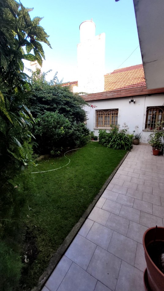 Venta Oportunidad !! Casa De 5 Amb. Con Quincho, Parque Y Depto Independiente Sobre Av Paso