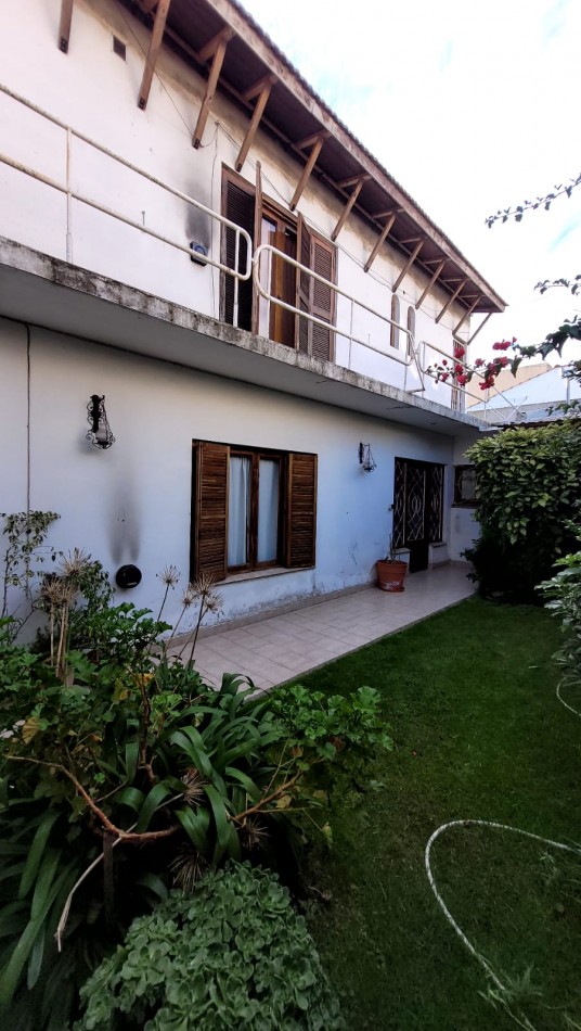 Venta Oportunidad !! Casa De 5 Amb. Con Quincho, Parque Y Depto Independiente Sobre Av Paso