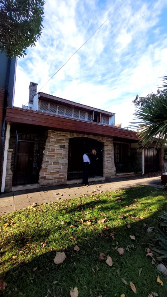 Venta Oportunidad !! Casa De 5 Amb. Con Quincho, Parque Y Depto Independiente Sobre Av Paso