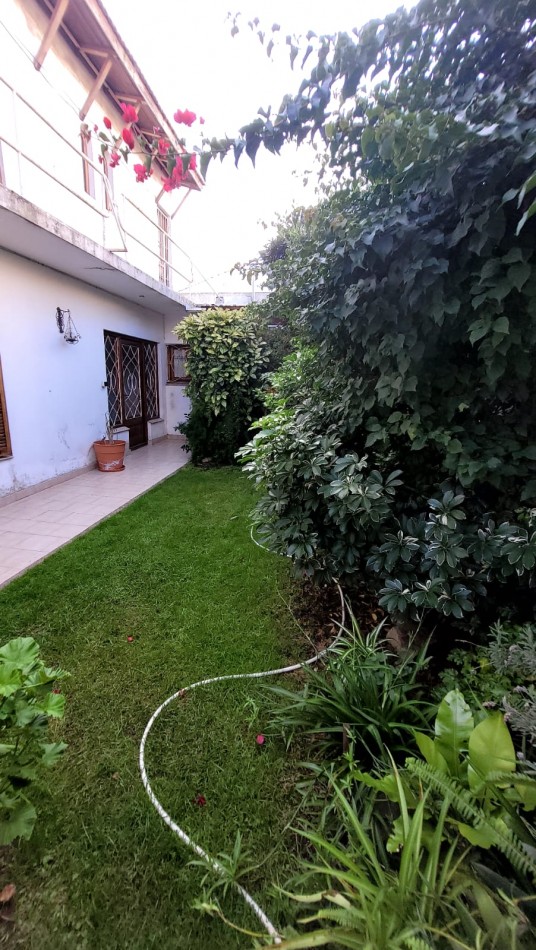 Venta Oportunidad !! Casa De 5 Amb. Con Quincho, Parque Y Depto Independiente Sobre Av Paso