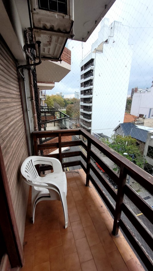 Amplio Depto 4 Amb. Con Balcones Al Frente Y Dependencia
