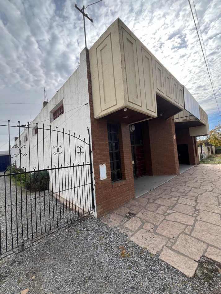 Propiedad Vende O Alquila Inmejorable Ubicacion Comercial Gran Predio Con Galpones Y Oficinas