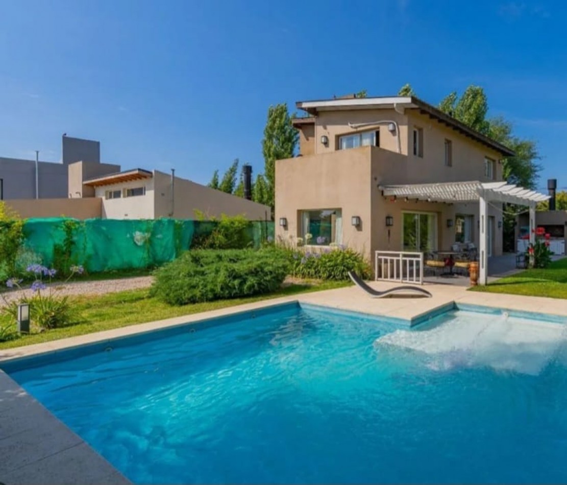  Venta Casa en dos plantas en  Los Acantilados con pileta, parrilla y cochera