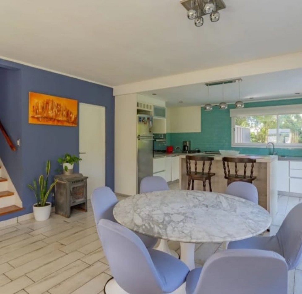  Venta Casa en dos plantas en  Los Acantilados con pileta, parrilla y cochera