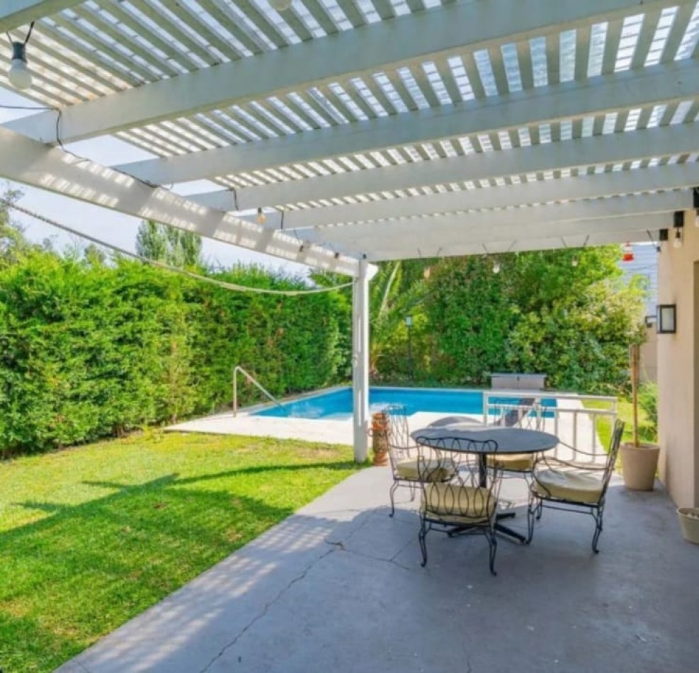  Venta Casa en dos plantas en  Los Acantilados con pileta, parrilla y cochera