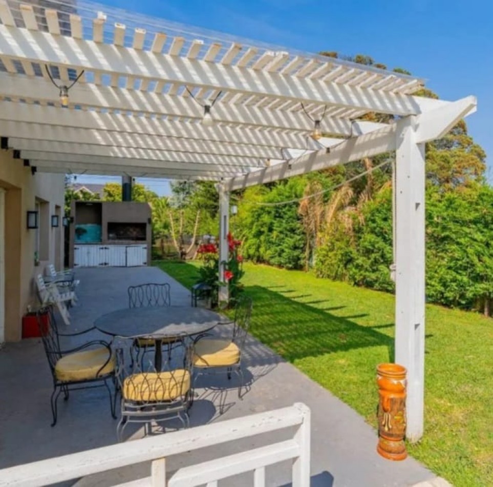  Venta Casa en dos plantas en  Los Acantilados con pileta, parrilla y cochera