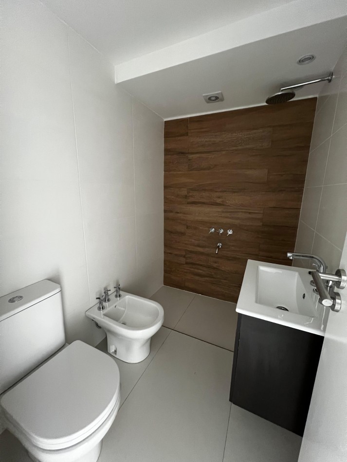 EXCLUSIVO PISO DE TRES AMBIENTES CON COCHERA