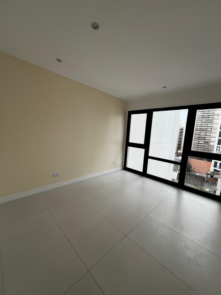 EXCLUSIVO PISO DE TRES AMBIENTES CON COCHERA