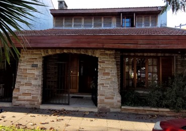 Venta Oportunidad !! Casa De 5 Amb. Con Quincho, Parque Y Depto Independiente Sobre Av Paso