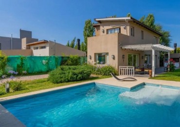  Venta Casa en dos plantas en  Los Acantilados con pileta, parrilla y cochera